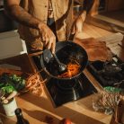 FISKARS Functional Form wok (28 cm) kerámia bevonattal
