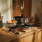 FISKARS Functional Form wok (28 cm) kerámia bevonattal