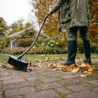 FISKARS Ergonomic seprű, ívelt nyéllel